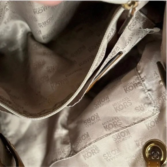 Michael Kors Jet Set Tote - Picture 11 of 11